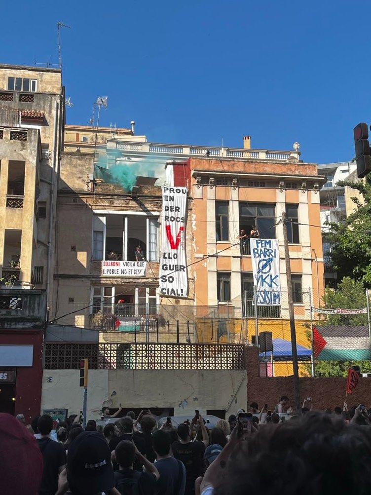 SomDefensores (@somdefensores) on Twitter photo 🔴 L'<a href="/bcn_ajuntament/">Ajuntament de Barcelona</a> suspèn el desallotjament de 3 blocs d'<a href="/HabitatgeVKK/">Sindicat d'Habitatge de Vallcarca</a> per "alarma social", però demanarà autorització judicial per executar-lo per la força.
🔍 Donem per finalitzat el dispositiu d'observació, pendents de properes convocatòries.
🗞️ directa.cat/entitats-de-va… 🔴 L'<a href="/bcn_ajuntament/">Ajuntament de Barcelona</a> suspèn el desallotjament de 3 blocs d'<a href="/HabitatgeVKK/">Sindicat d'Habitatge de Vallcarca</a> per "alarma social", però demanarà autorització judicial per executar-lo per la força.
🔍 Donem per finalitzat el dispositiu d'observació, pendents de properes convocatòries.
🗞️ directa.cat/entitats-de-va…