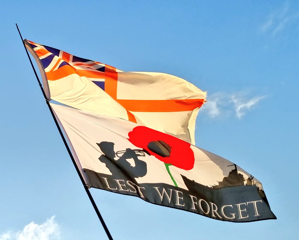The Memorial Mob 🇬🇧 (@thememorialmob) on Twitter photo On this day in 1941, the Dolphin Junction rail crash occurred.
A GWR passenger service and an LMS service collided due to a signalling error killing 5 souls. 3 of them were members of the <a href="/RoyalNavy/">Royal Navy</a> Reserve on their way home for leave.
Gone, but not forgotten.
#Slough #Langley On this day in 1941, the Dolphin Junction rail crash occurred.
A GWR passenger service and an LMS service collided due to a signalling error killing 5 souls. 3 of them were members of the <a href="/RoyalNavy/">Royal Navy</a> Reserve on their way home for leave.
Gone, but not forgotten.
#Slough #Langley