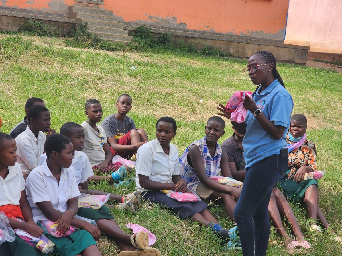 AWYAD_UG's tweet image. 📍 Bukere Primary School – Kyaka Refugee Settlement

AWYAD, under the #IASIE project (Increasing Access to Safe and Inclusive Education), funded by @EduCannotWait and implemented on behalf of @savechildrenug, recently conducted a vital training on Menstrual Hygiene Management.…