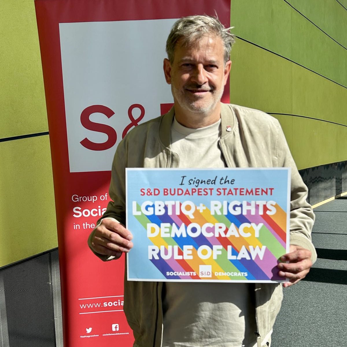 🏳️‍🌈 Hoy desde Bruselas alzamos la voz una vez más frente a las leyes anti-LGTBI del Gobierno de Orbán. 

En una Europa de derechos, no hay lugar para el odio ni la discriminación. 

La libertad de ser y amar no se negocia. Los socialdemócratas seguiremos luchando.