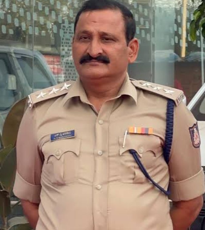 #Hubbballi #Dharwad Narayan Baramani ASP gave a resignation SP confirm resignation but not disclose the reason behind such step. Sources claimed officer hurted by the incident which took place in Belagavi in CM event <a href="/XpressBengaluru/">TNIE Karnataka</a> <a href="/Cloudnirad/">Nirad Mudur</a> <a href="/ramupatil_TNIE/">Ramu Patil</a>  <a href="/AmitSUpadhye/">Amit Upadhye</a>