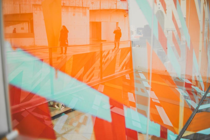 Darrers dies per veure el mural de Laura González Cabrera “Ach Lebe” (2025), realitzat a una de les vidrieres d’entrada al museu per a l’exposició "Nachleben".

El mural activa el diàleg entre pintura, arquitectura i llum, projectant  el color com a signe i superfície