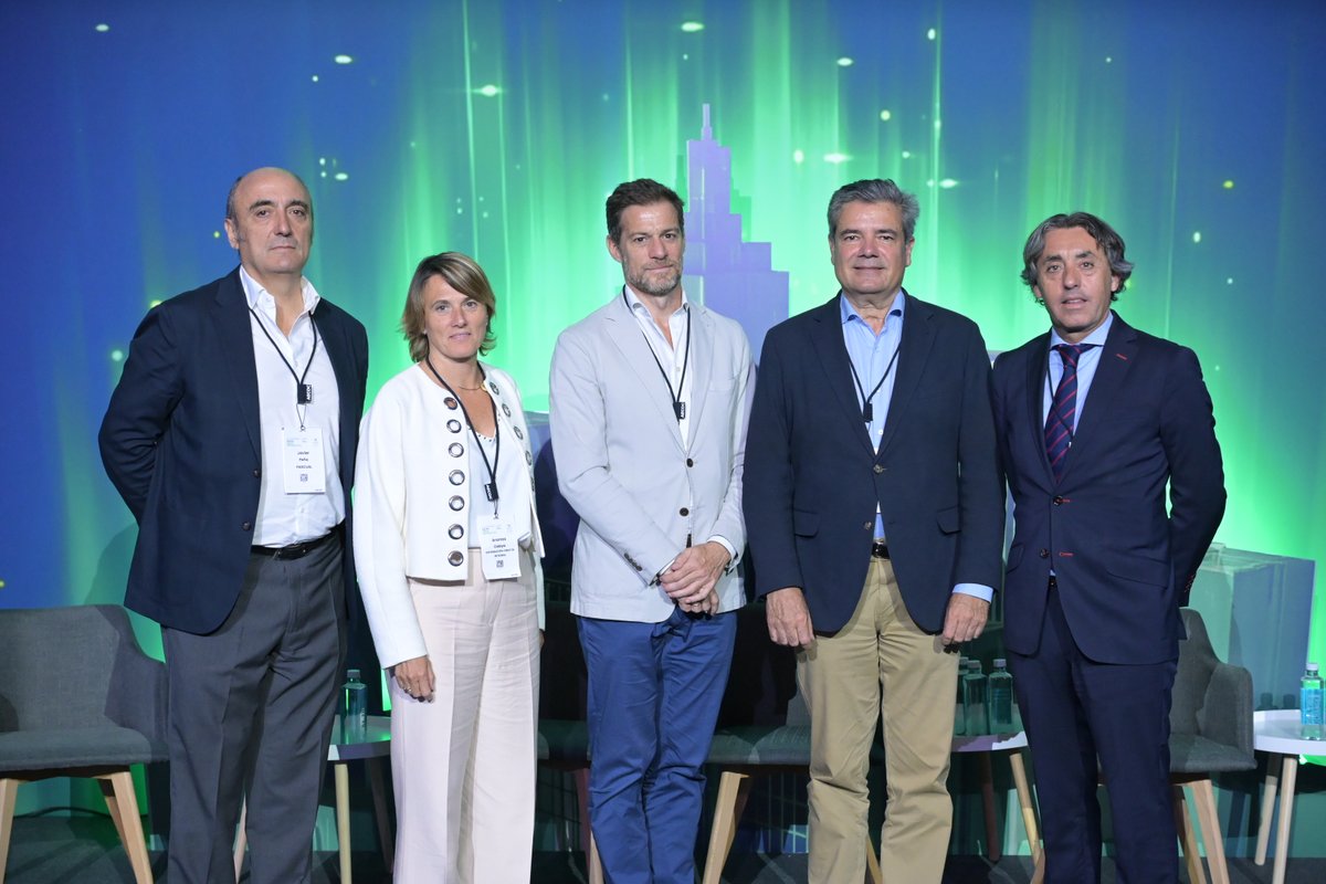 CEHEhosteleria's tweet image. 🍽️ La hostelería, clave en la vida urbana.
Ayer se realizo el 6º Congreso #SmartDistribution de @AECOC_ES , donde nuestro secretario general Emilio Gallego analizó cómo adaptarnos sin perder el pulso de la ciudad y ha defendido un ecosistema sensible con nuestro modelo de…