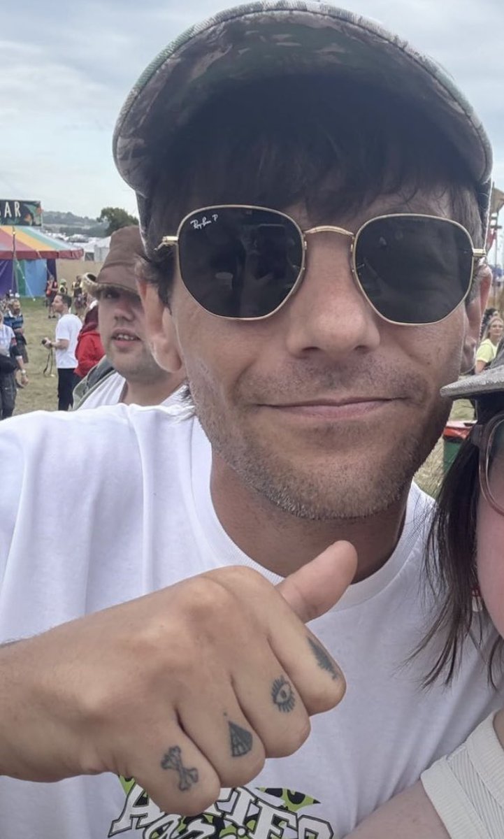 A_not_A_'s tweet image. Larry at Glastonbury 2025 aka a Glastonlarry 2025 timeline

All credits to videos and pictures to their owners,sorry if I fail to mention you,no disrespect intended.Mostly not owned by me (unfortunately I wasn&apos;t there to witness history)

TW: stunt content for the sake of context