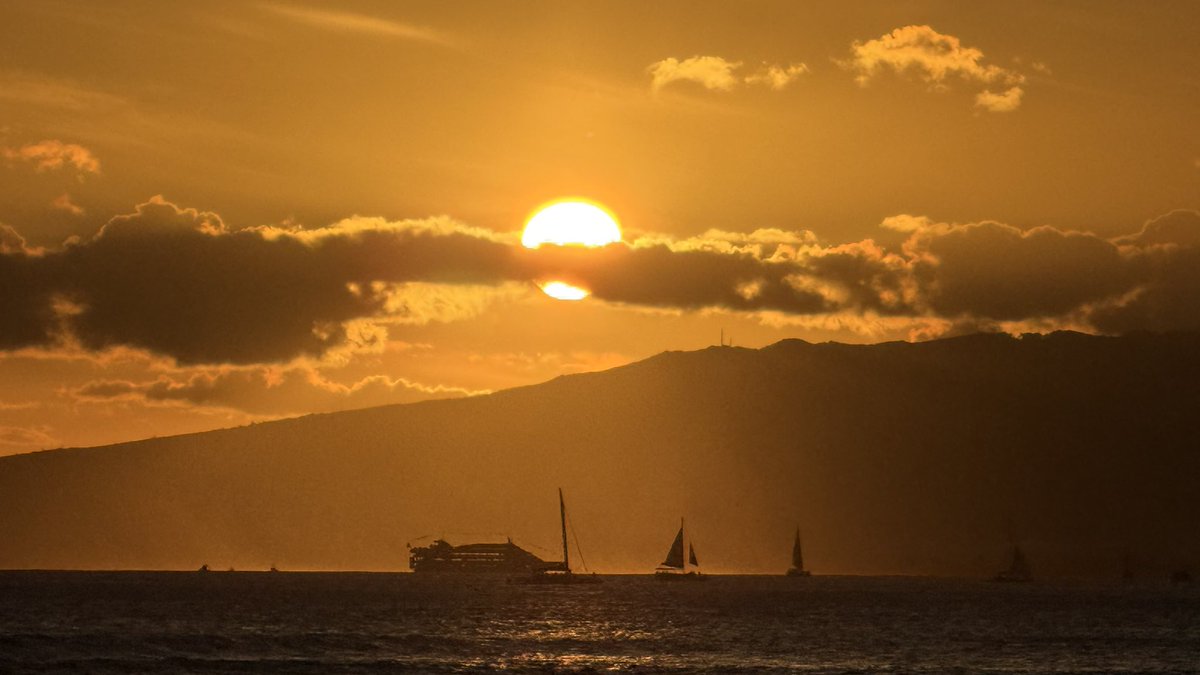 hawaii_isla808's tweet photo. Amazing sunset over Waikiki today π
β¨ β€οΈποΈβοΈπ΄πΊππΌπΉπ½οΈποΈπ€πΌπΈβ±οΈπ₯β΅οΈ #hawaii #oahu #waikiki #sunset #sunsethawaii #honolulu https://t.co/dNp9ZIhtr7
