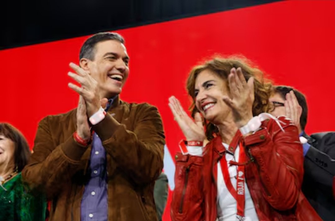 Exministros e intelectuales como Sabater, Cebrián, Amalia Varcarcel, entre otros muchos más, denuncian la opacidad institucional del gobierno, así como la degradación de la separación de poderes. Según todos ellos, el PSOE ha dejado de ser garante del consenso constitucional.