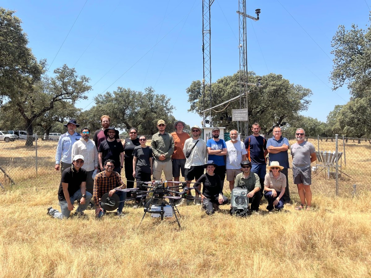 A nice group of scientists working together at our site 😊💪 
<a href="/CeamFundacion/">Fundación CEAM</a> <a href="/SpecLab_CSIC/">SpecLab CSIC</a> University of Cologne <a href="/ICA_CSIC/">ICA_CSIC</a> <a href="/BlackSquareSAS/">Black Square</a>
🧵4/4