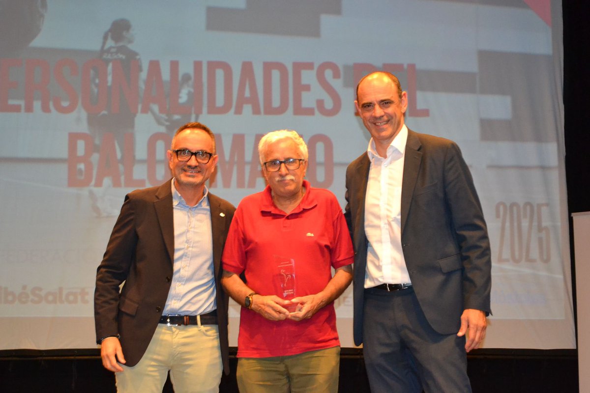 🎖️ El domingo, en la Gala del Balonmano Madrileño, la FMBM homenajeó a Paco en la categoría “Personalidades del balonmano”. 
🙌🏼 ¡Enhorabuena, Paco! Siempre estaremos agradecidos por tu dedicación a SAFA y orgullosos de ti.
#LaFuerzaDelVerde 💚💪🏼