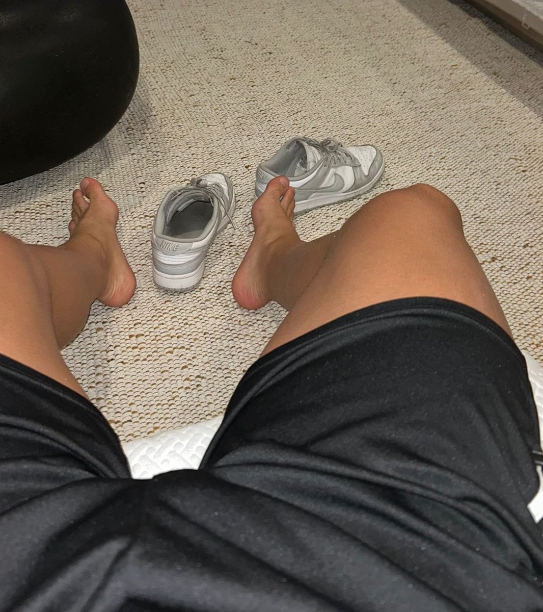 Anoche al llegar del gym... 🥱🥱

Camiseta fuera, dunks fuera... Solo faltas tú ahí abajo lamiendo el sudor y complaciéndome. 😉

¿Cuánto darías por estar ahí? 😏😈

paypal.me/alphaalmo

#pies #piesdehombre #footmaster #cashmaster #rt #cashmaster #footfetısh #malefeetlovers