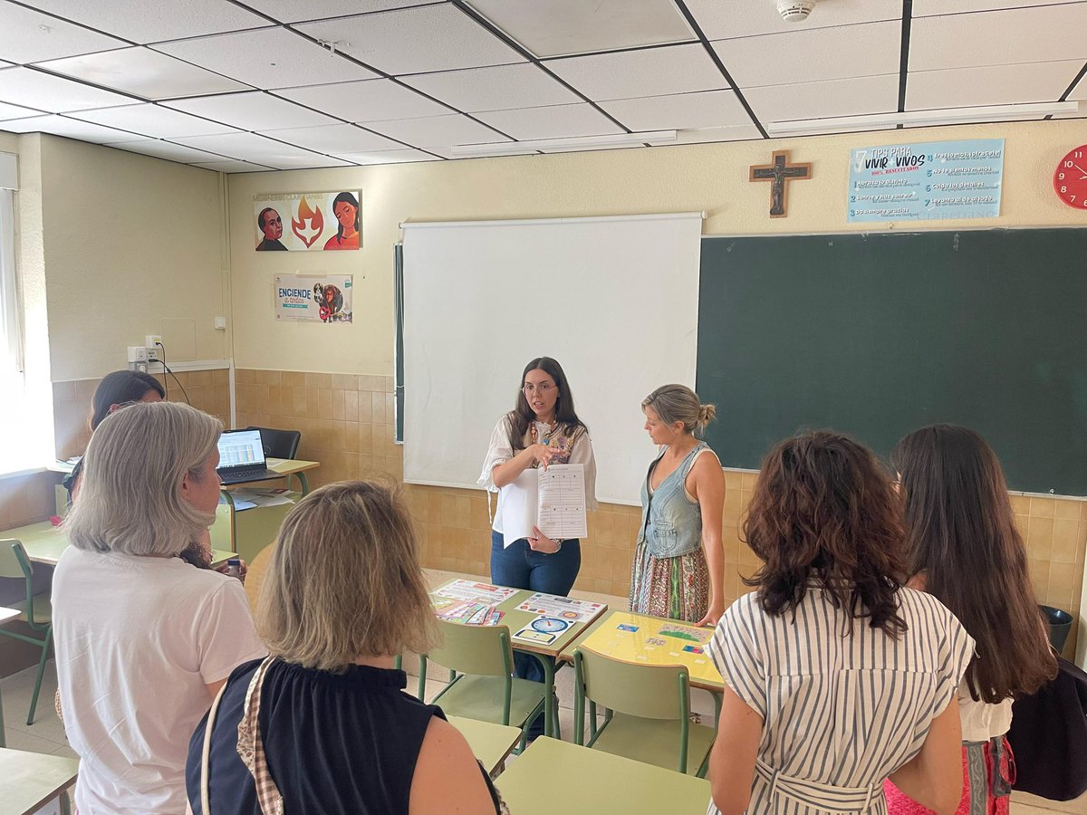 🧶 Hoy el profesorado del Claret ha estado #COMPETEJIENDO: una jornada de formación del departamento de orientación para reflexionar y tejer juntos competencias clave y cambios de etapa.

¡Seguimos creciendo en red y en comunidad! 🤝✨
#ColegiosClaretianos #EncendiendoATodos