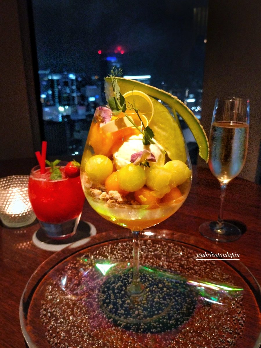 abricotonlapin's tweet image. ウェスティンホテル仙台
パフェ「Juicy Melody」
高知県産・西島マスクメロン、練乳とメロンのアイスクリーム、ジュレ、シフォンケーキなど。
ホテル26階にあるラウンジ&バーで夜景を見ながらカクテルやシャンパンと一緒にパフェを楽しみました😊
メロンが甘くて凄く美味しかったです🍈✨
7/18まで