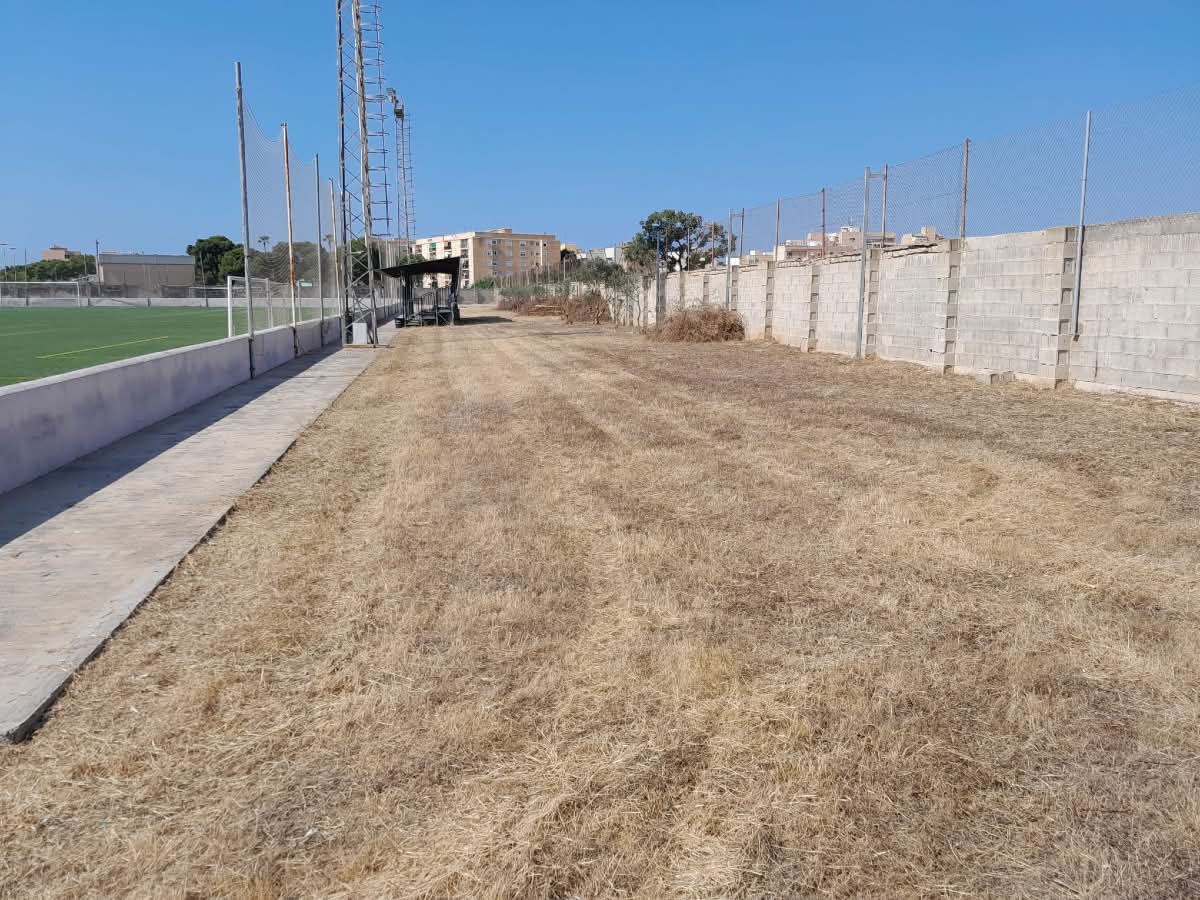 ⚪⚫ Club/ La semana pasada se hicieron las mejoras en el campo de fútbol 7 y el desbrozado de las hierbas ✂️ en las zonas de la grada. Agradecer al <a href="/IMEPalma/">IME Palma</a> <a href="/ajuntpalma/">Ajuntament de Palma</a> por realizar estas mejoras 👏🏻
