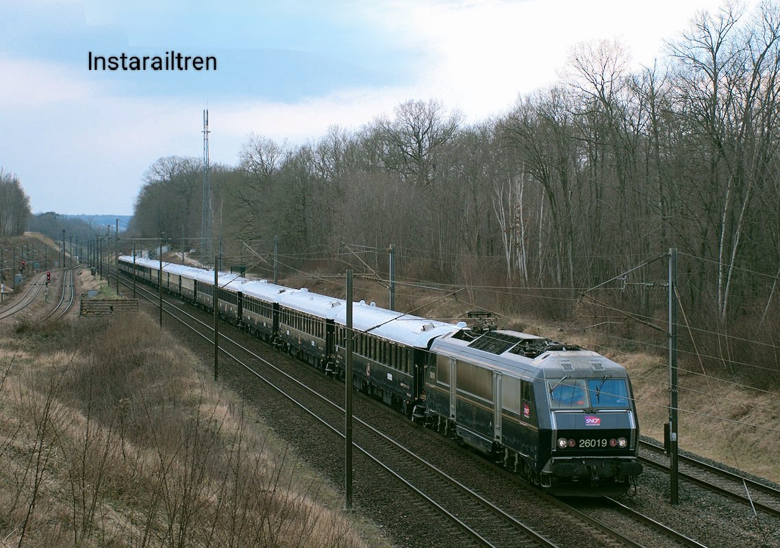 europa_tren's tweet photo. La Sybic BB26019 con la composición del tren VSOE haciendo el servicio Paris Est>Basel St Johann en la Bifurcación de Germigny, año 2025. Foto: Ezequiel Pérez Martínez #EuropaTren #instarailtren #Sncf #CIWL #VSOE #IledeFrance #France🇫🇷 #FelizMiercoles https://t.co/F35SmqiwxI