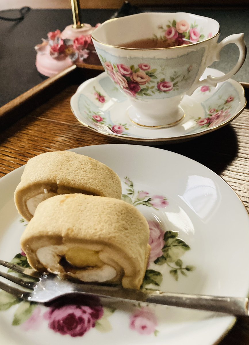 qx7dny's tweet image. #茶好連　#木漏れ日のお茶会　黒豆麦茶ばかり飲まないで、ホットのアフタヌーンティーを飲もうって、ローソンのプリンのロールケーキいただきました　いつまでも穏やかなお茶の時間が過ごせますように🍵