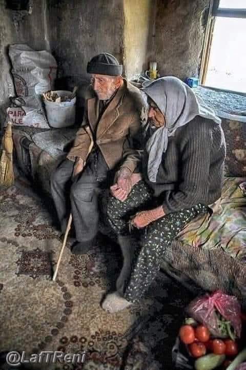 akiluno_a's tweet photo. بيت الأب والأم 
هو البيت الوحيد الذي تستطيع الذهاب إليه عشرات المرات بدون دعوه .
البيت الوحيد الذي يمكنك أن تضع المفتاح في الباب وتدخل إليه مباشرة.
البيت الذي به عيون محبة تنظر للباب حتى تراك.
البيت الذي يذكرك باستقرارك وسعادتك أثناء طفولتك. 
البيت الذي حضورك فيه والنظر إلى أمك وأبيك يحسب لك عبادة وحديثك معهم ثواب .
البيت الذي إذا لم تذهب إليه ينقبض قلب أصحابه وإن آذيتهم تغضب الله. 
البيت الذي به شمعتين احترقتا لتضيء لك الدنيا وتملأ حياتك بالسعادة والفرح.
البيت الذي سفرة الطعام فيه خالصة لك وليس بها أي رياء.
البيت الذي إذا جاء وقت الطعام ولم تأكل ينكسر قلبيهما ويتضايقان.
البيت الذي كل مافيه من ضحك وسعادة يقدم لك.
فاعرفوا قدر هذه البيوت قبل فوات الأوان .
