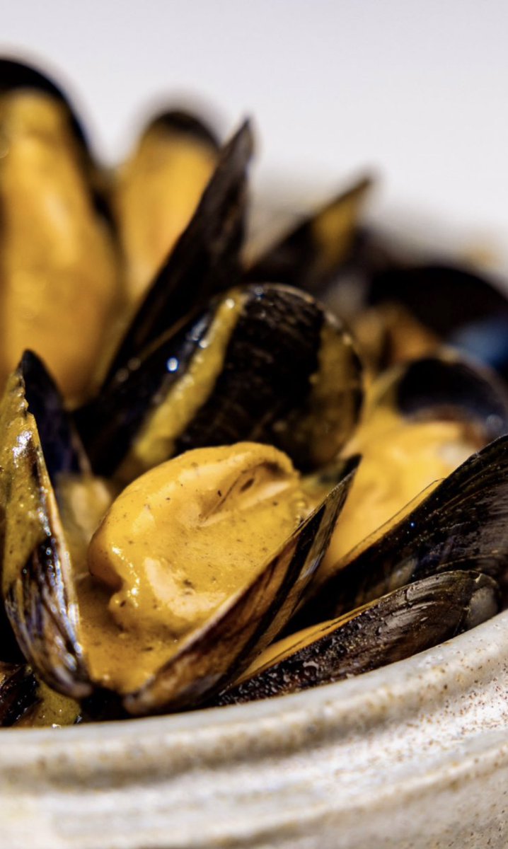 Hoy comenzamos la esperada temporada de mejillón de bouchot.
Con salsa café de Paris, por supuesto.
Siempre <a href="/R_lakasa/">Lakasa</a>