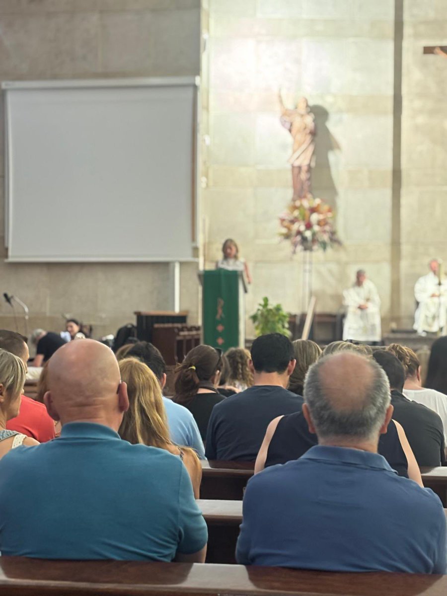 📚 Claustro final de curso: cerramos capítulos, abrimos caminos.
Gracias, Fernando y Lola, por tanto. ¡Feliz jubilación! 
Terminamos con una eucaristía que nos invitó a seguir encendiendo luces en las sombras.
¡Gracias, claustro, por un año lleno de entrega! 🔥
#EncendiendoATodos