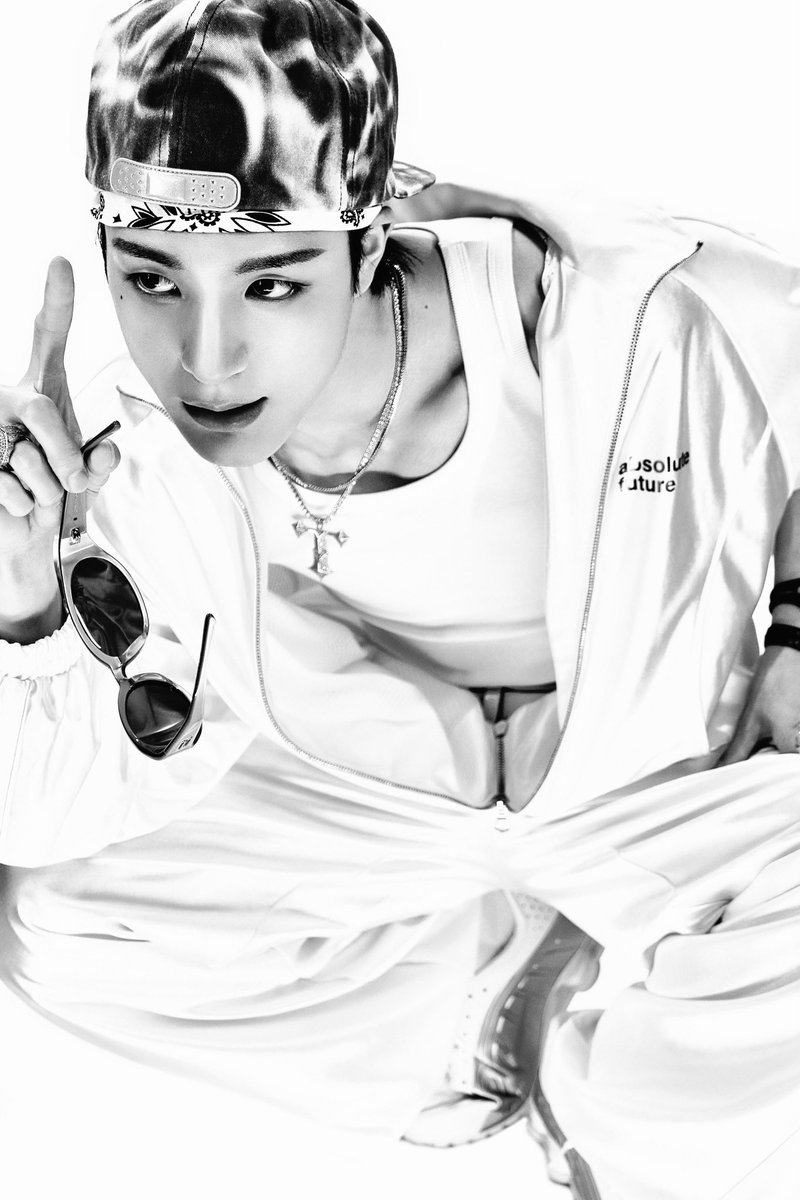 Twildight's tweet image. The way I pose feels effortless, like I was born to stand this way. The back hat isn’t just an accessory, it’s a part of me — the way it completes the look effortlessly framing my face. Somehow it all comes together perfectly.