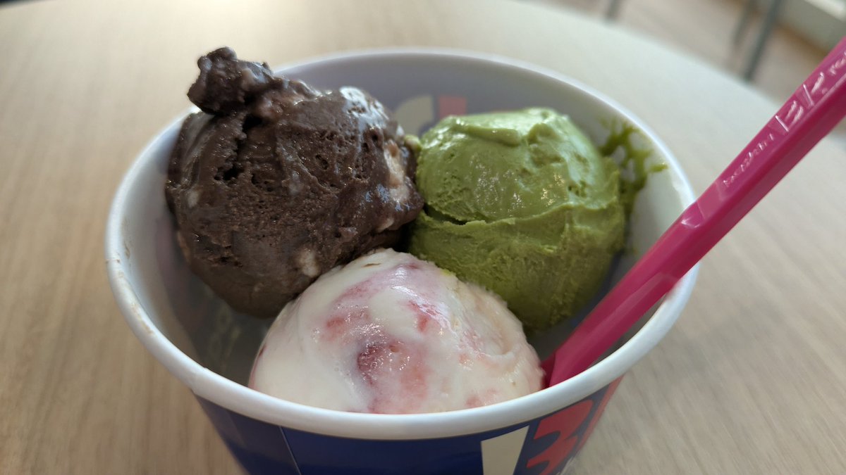 抹茶、ロッキーロード、ストロベリーチーズケーキで行きます