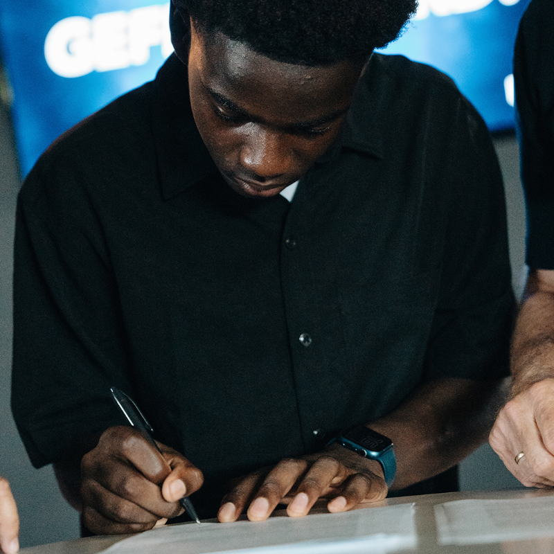 PECZwolle's tweet photo. Homegrown and ready for more 💙

Jadiel (15) speelt sinds zijn zevende bij de PEC Zwolle Voetbalacademie en tekent nu zijn eerste profcontract.

#peczwolle
