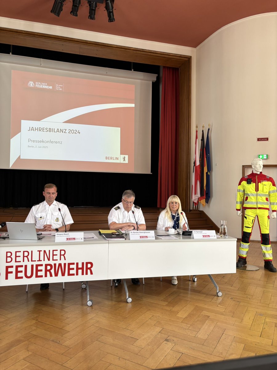 Ob schwerste Verkehrsunfälle, Brandeinsätze in Wohnhäusern oder Extremwetterlagen: Die #BerlinerFeuerwehr ist zur Stelle, 24 Stunden lang, jeden Tag im Jahr. 🚒👩🏼‍🚒

Innensenatorin Iris Spranger bei der heutigen Pressekonferenz zur Vorstellung des #Feuerwehrjahresberichts 2024:
