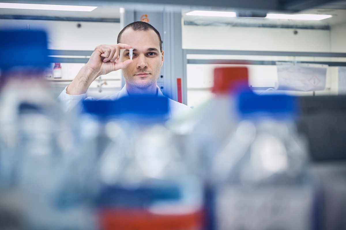 ETH_DCHAB's tweet image. Giuseppe Antoniazzi (Wennemers Group) is developing a diagnostic toolkit that gives early warning of fibrotic diseases. The Pioneer Fellow aims to contribute to the early detection of tissue scarring, which is usually noticed too late. Learn more 👇
ethz.ch/en/news-and-ev…