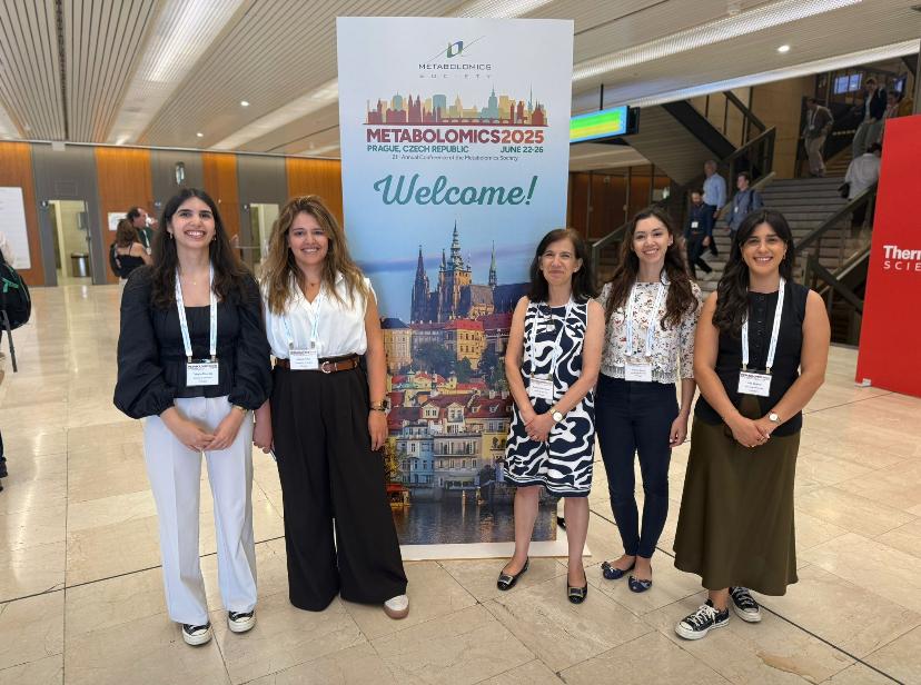 Our researchers attended👩‍🔬 the #METABOLOMICS2025 in Prague, with poster presentations 👩‍💼, while Marisa Pinho gave an oral presentation 👩‍💻 concerning #halophytes' #lipidomes 🌱🌊.
This event allowed for knowledge exchange on lipidomics and #epilipidomics.
#cesam_univ
@cesam_univ