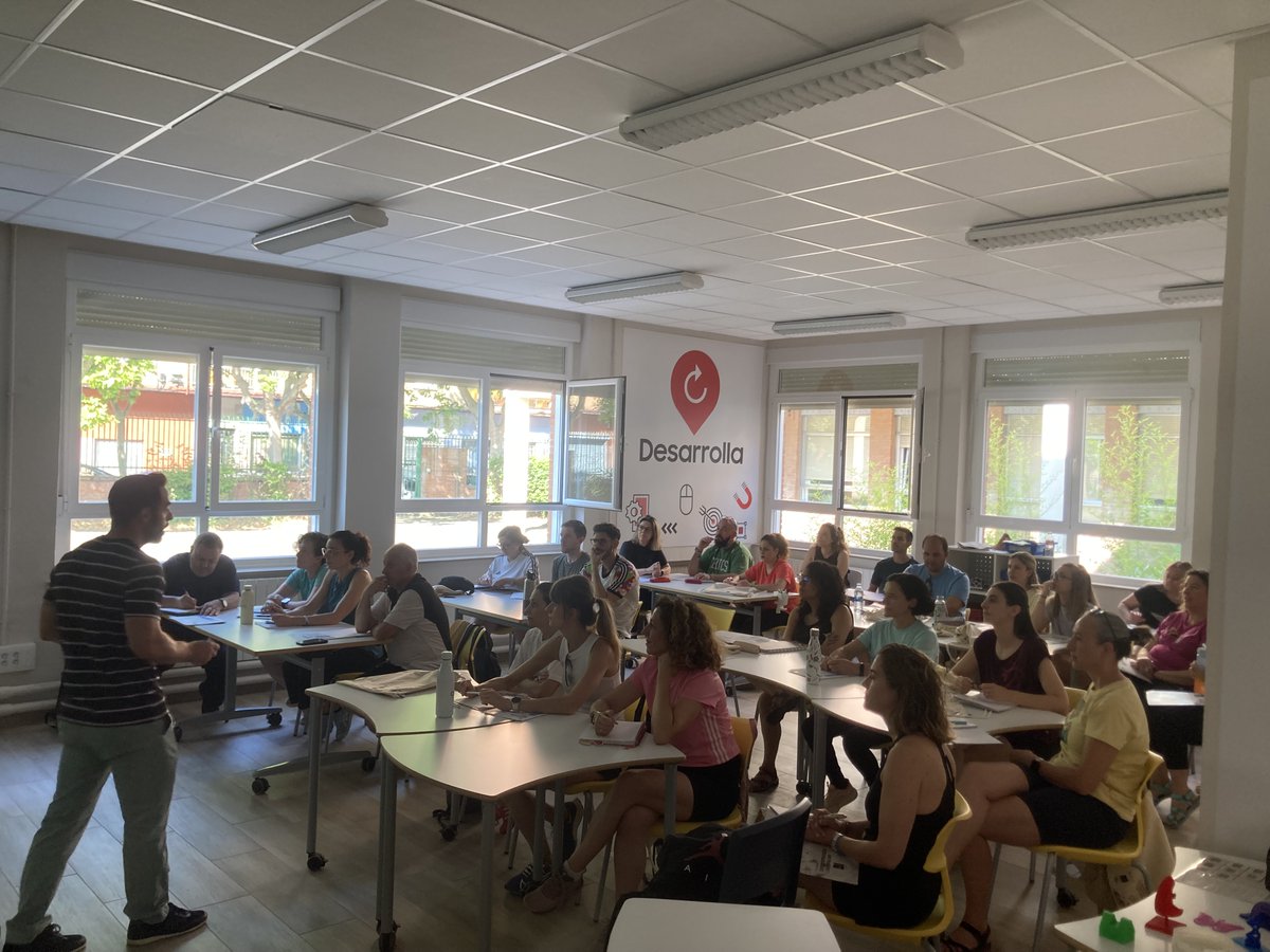 CSFPJCYL's tweet image. 😎ESCUELA DE VERANO CSFP 🏃♀️
"Integración del movimiento funcional en los centros. Promoción de una escuela saludable."
Comienza Guillermo Manrique, docente de CyL, dando una visión general de la importancia de la SALUD en el ser humano y como potenciarla en los centros.