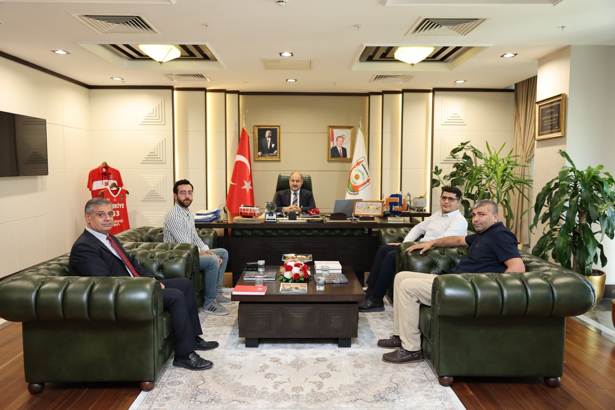 Suruç Duysun Gazetesi'nden Erhan Subaşı, Suruç Gazetesi'nden Arif Deniz Durmaz ve Burak Yıldırım, Şanlıurfa Büyükşehir Belediye Başkanımız Mehmet Kasım Gülpınar'ı ziyaret ettiler.

Nazik ziyaretlerinden dolayı kendilerine teşekkür ederiz.