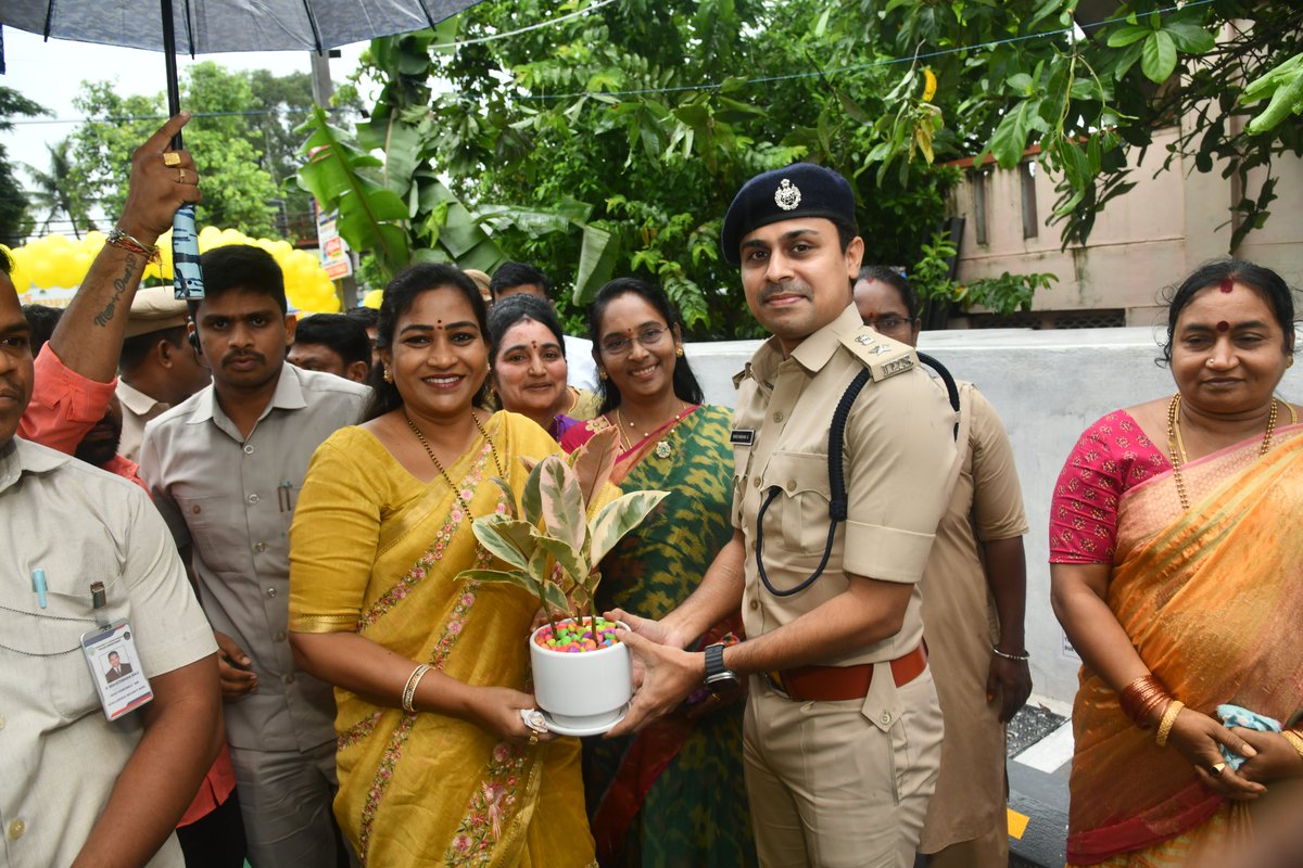 KAKINADAPOLICE's tweet photo. తుని పట్టణం నందు HPCL పెట్రోల్ బంక్ & పునః నిర్మాణం చేసిన సబ్ జైలు ను ప్రారంభోత్సవం చేసిన గౌరవ హోంమంత్రి & విపత్తుల నిర్వహణ శాఖామాత్యులు శ్రీమతి వంగలపూడి అనిత, తుని MLA శ్రీమతి Y దివ్య, DGP జైల్స్ & కరెక్షనల్ సేవలు శ్రీ #AnjanikumarIPS కాకినాడ జిల్లా SP శ్రీ జి. #BinduMadhavIPS https://t.co/oM6MkMQolG