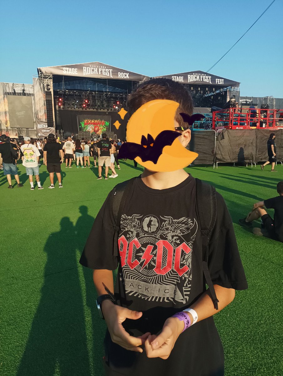 XaviPiera's tweet image. Com que no el deixen entrar en sales, ens vam anar de Festival, el relleu està en procés ✊🏿