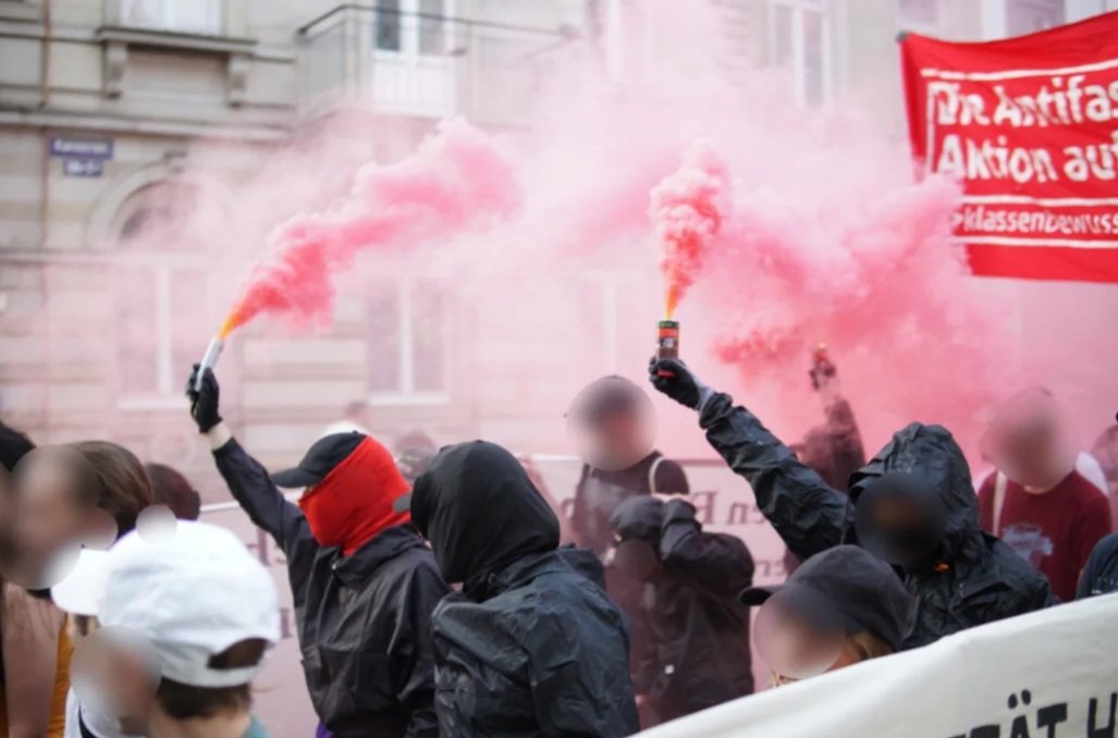 #Antifa|schist zu Haftstrafe verurteilt! Über 200 Menschen bei spontaner Kundgebung + Demo in #Karlsruhe! Das AG Offenburg verhängte 2 Jahre 6 Monate ohne Bewährung. Er soll Cops mit Feuerlöscher besprüht haben während Protest gegen AfD Landesparteitag am 4.3.23
#freeallantifas