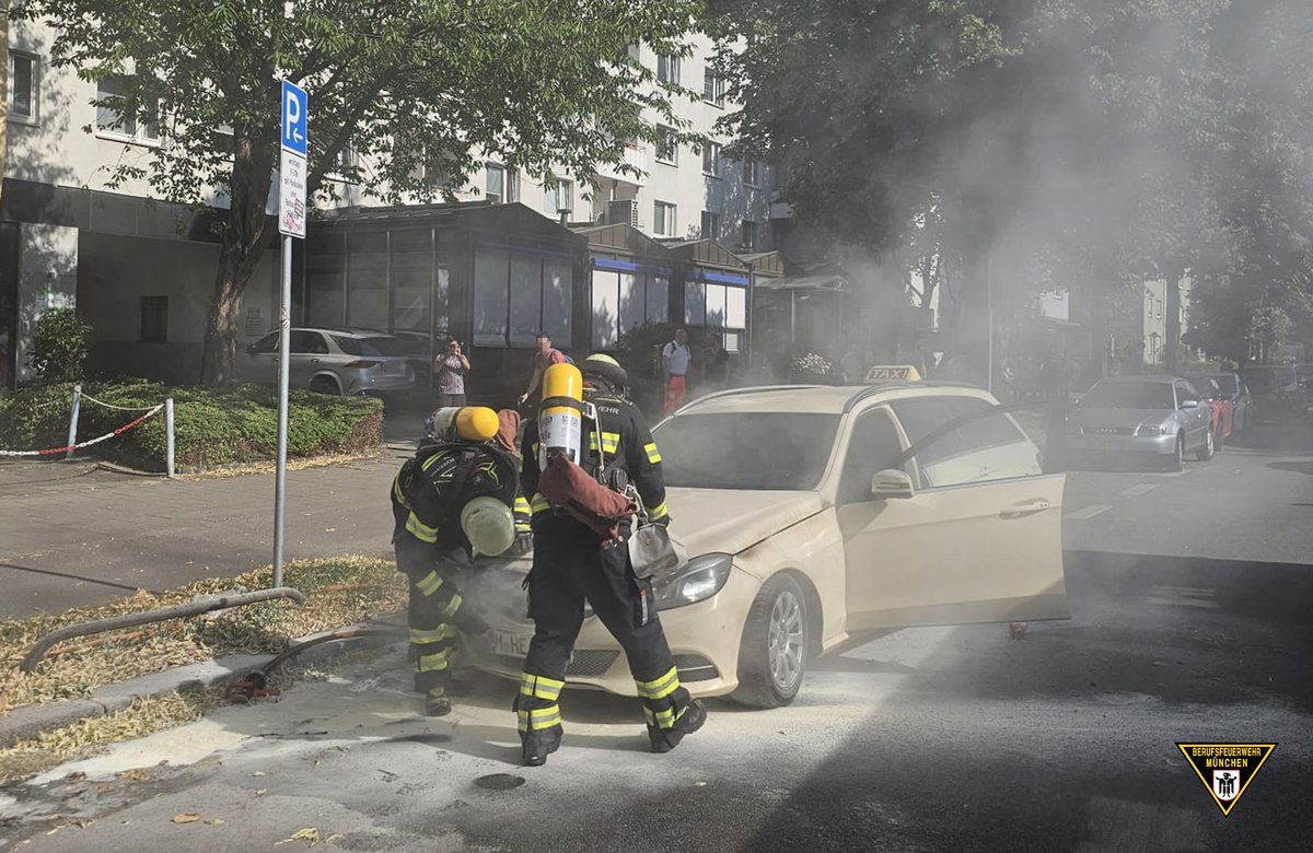 In #Sendling ist es am Dienstag zum #Brand eines Taxis gekommen. Ersthelfer unterstützten die Brandbekämpfung.
Zum Bericht: presseportal.de/blaulicht/pm/1…

#WirFürMünchen