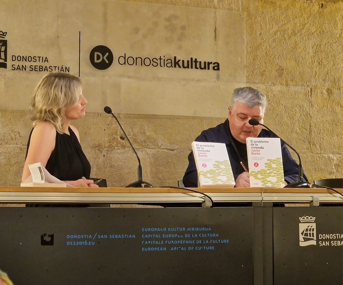 Oso gustura, atzo, Donostian, <a href="/javierburonc/">javierburonc</a>-ren liburuaren aurkezpenean.
Argi geratu zen etxebizitzaren arazoari aurre egiteko ekimen ezberdin ugari jarri behar direla martxan aldi berean.