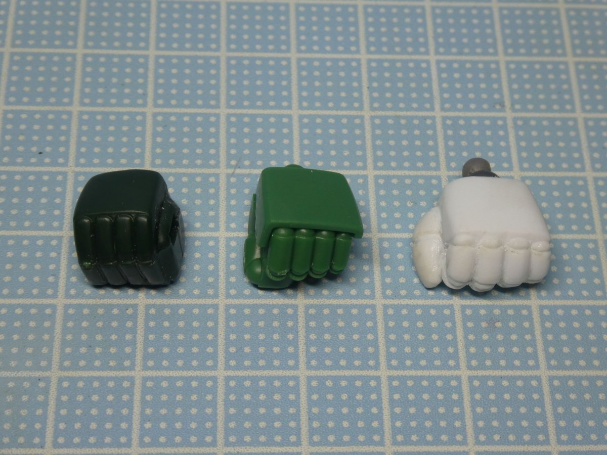 Yuji4096's tweet image. 今回もハンドパーツをプラ板積層でスクラッチ
短い腹部とデカい拳で80s感マシマシ
リニアガン両手持ちも何とかなりそう
#ソルティック
#ラウンドフェイサー
#ダグラム