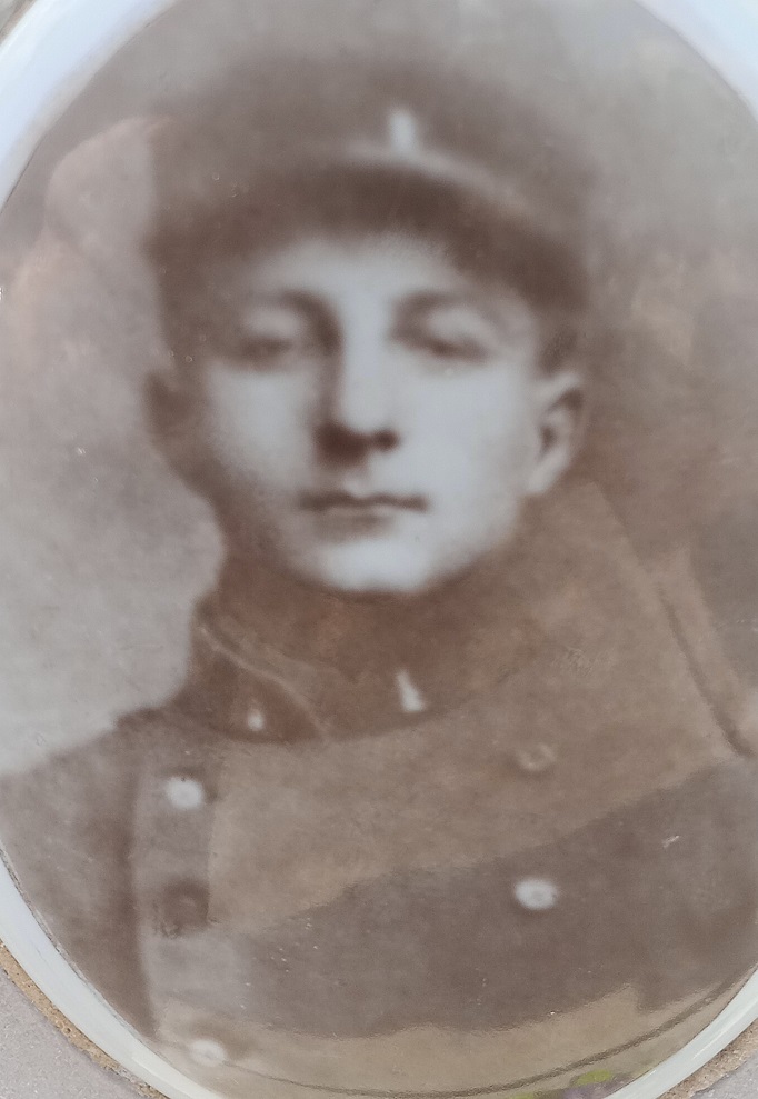 Le_Chtimiste's tweet photo. Maurice COURTIN au 1er régiment d'infanterie. Il était né le 21/08/1896 à Carvin (59) et est décédé à Craonne le 06/05/1917 alors au 18ème régiment d'infanterie. Il est inhumé au cimetière de Carvin (Photo). Merci à Guillaume. #Chtimiste #1eRI https://t.co/9OqhvDZHqO