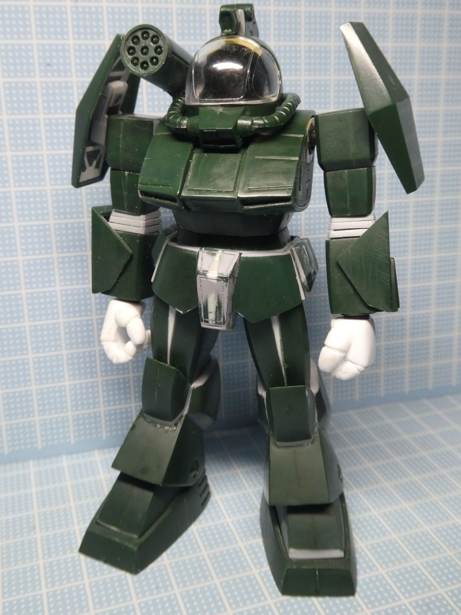 Yuji4096's tweet image. 今回もハンドパーツをプラ板積層でスクラッチ
短い腹部とデカい拳で80s感マシマシ
リニアガン両手持ちも何とかなりそう
#ソルティック
#ラウンドフェイサー
#ダグラム