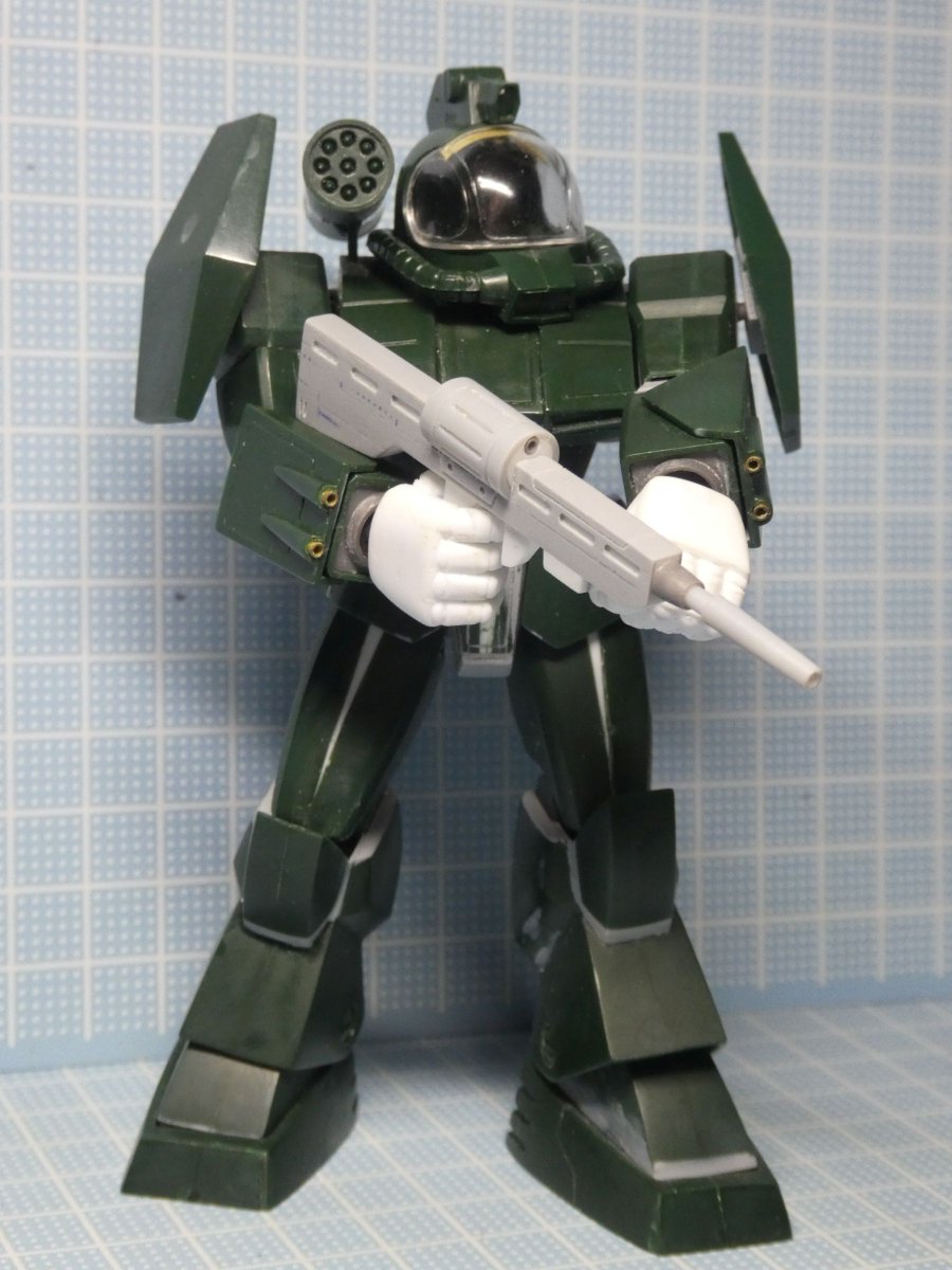 Yuji4096's tweet image. 今回もハンドパーツをプラ板積層でスクラッチ
短い腹部とデカい拳で80s感マシマシ
リニアガン両手持ちも何とかなりそう
#ソルティック
#ラウンドフェイサー
#ダグラム