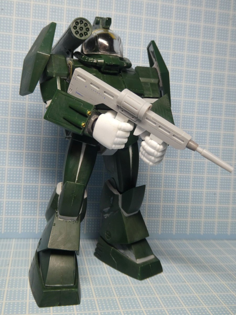 Yuji4096's tweet image. 今回もハンドパーツをプラ板積層でスクラッチ
短い腹部とデカい拳で80s感マシマシ
リニアガン両手持ちも何とかなりそう
#ソルティック
#ラウンドフェイサー
#ダグラム