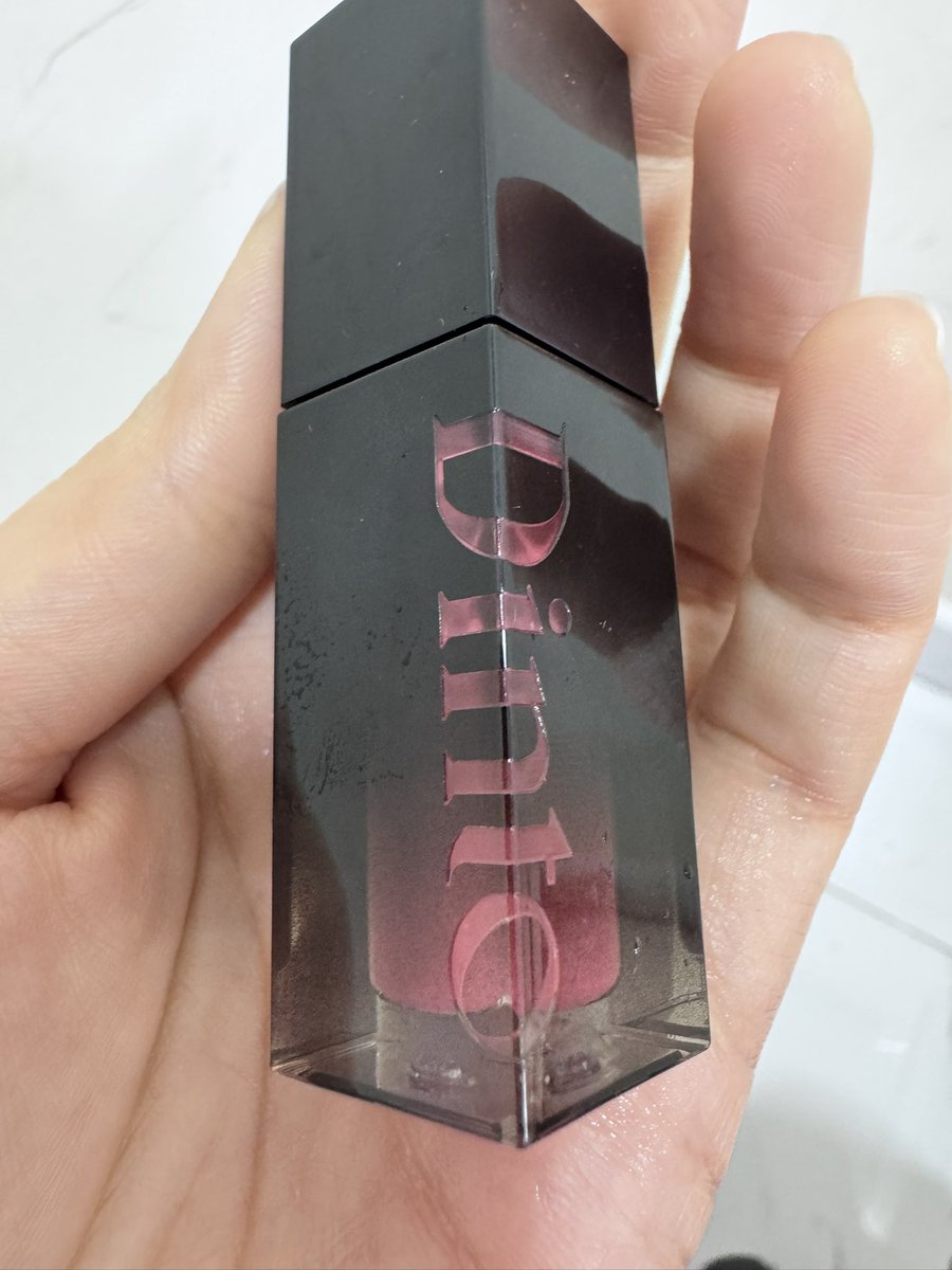pratusawan's tweet photo. @Gularblnwza แนะนำตัวนี้เลยค่ะ Dinto 206 blur glow lip tint  เราปากคล้ำออกม่วงๆทาแล้วได้สีชมพูอมส้ม ฉ่ำกำลังดี มีสเตนทิ้งที่ปาก ติดทนทั้งวันค่ะ แต่ความฉ่ำหายไปหลังทานข้าว ทาแล้วปากไม่แห้ง https://t.co/BtpnQEYxEV