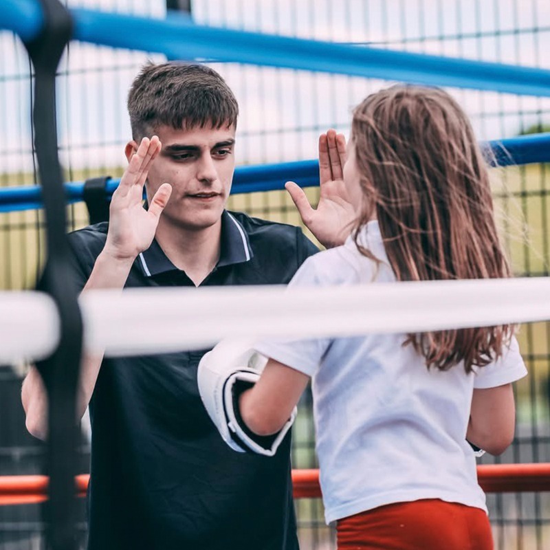 England_Boxing's tweet photo. 𝑨 𝑫𝒂𝒚 𝑻𝒐 𝑹𝒆𝒎𝒆𝒎𝒃𝒆𝒓 🤩

EB apprentice Dom Chesterton held a boxing taster session at the Olympic Legacy in Action Community Day 2025 last month, assisted by special guest @daltonsmith08 and Sheffield City Boxing Club 😮‍💨

📸 @OLPSheffield

#BoxingTransformsLives https://t.co/jEvrJ2SB14