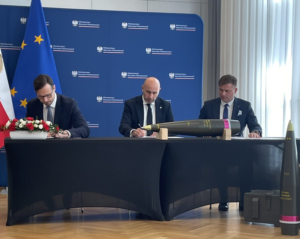 PGZ_pl's tweet photo. 📢 PGZ z dofinansowaniem 2,4 mld zł na rozwój produkcji amunicji 155 mm❗️
➡️ 4 spółki: #Dezamet, @PGZ_MESKO_SA , #NitroChem, #GAMRAT
➡️ 3 nowe fabryki amunicji 155mm
💬 „Środki będą przekute w nasze wspólne bezpieczeństwo” –@AdamLeszkiewicz , Prezes Zarządu PGZ S.A. https://t.co/CySmBRNWyl