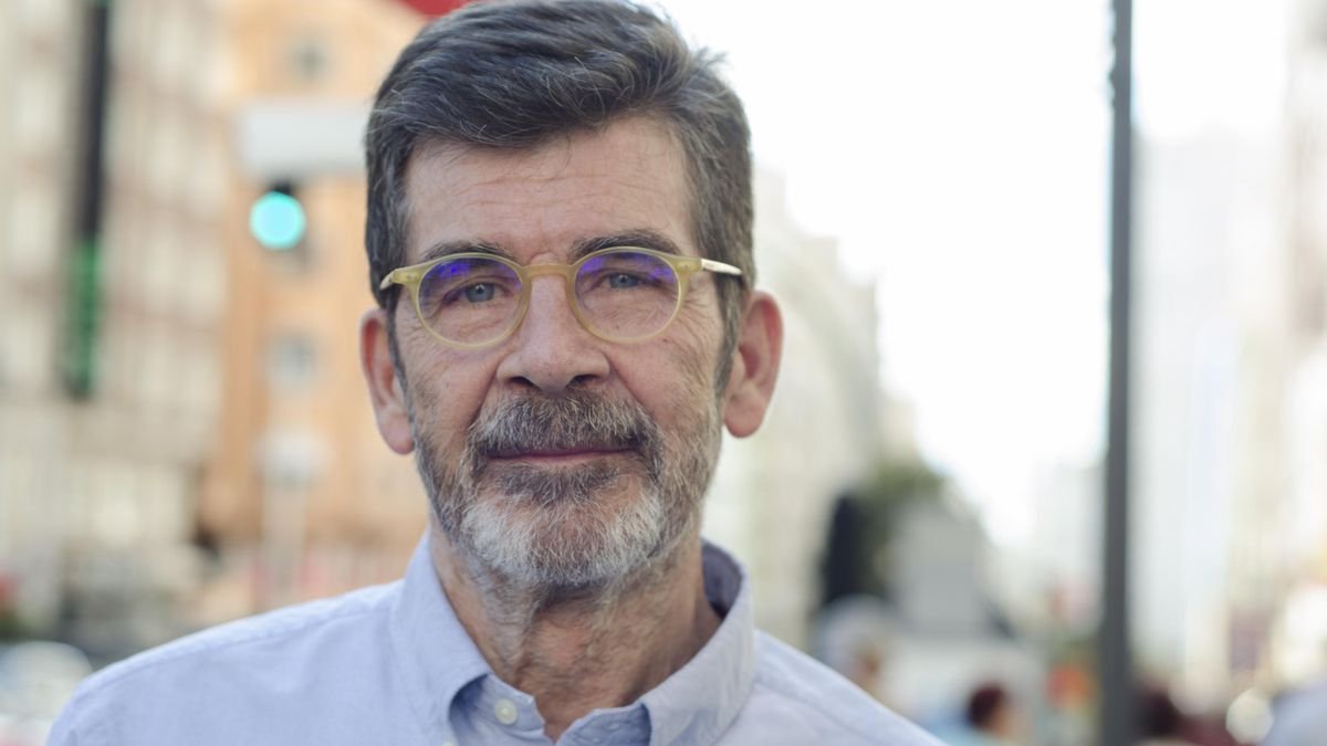 Cada vez que había un nudo duro, una situación difícil de resolver, el ¿y ahora qué hacemos?, siempre estaba la misma respuesta: llamar a José Enrique Serrano.

Por Carmen Romero.
politicaprosa.com/es/jose-enriqu…