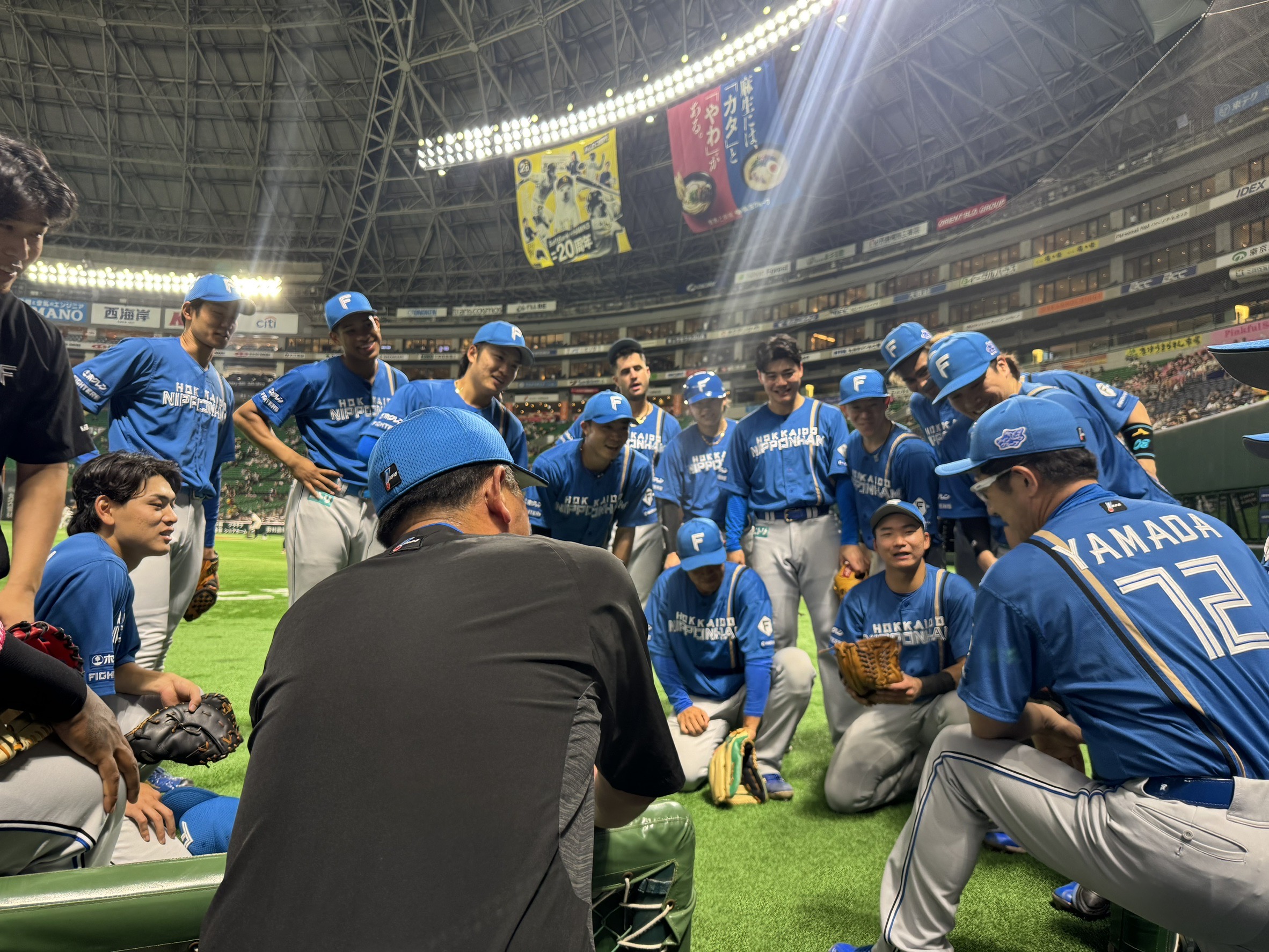 北海道日本ハムファイターズフード付き黒 監督・選手愛用2XL売り切れ