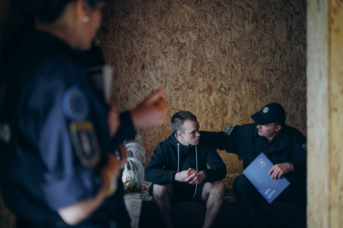 EUAM_Ukraine's tweet image. 🇺🇦 Another missile strike, another family torn apart.
EUAM Ukraine’s psychological first aid training equips 60 experts to support survivors, and cascade skills to over 100,000 first responders nationwide.
Because in war, every word matters.