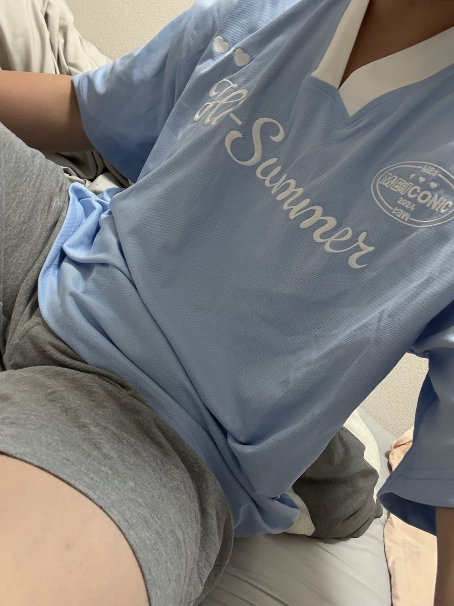 ツアーTシャツをルームウェア代わりにする男。（笑）