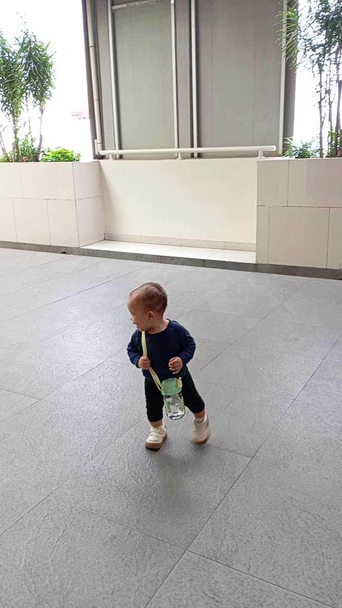 Bayi bawa botol air minum sendiri wkwkkwk