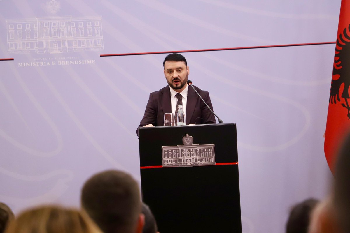 🔴Agjencia Dixhitale është aplikacioni i ri i lançuar nga Ministria e Brendshme-aktiv për iOS dhe Android, shkarkohet pa pagesë. 
Qytetarët mund të raportojnë në mënyrë anonime shkelje apo abuzime nga punonjës të Policisë së Shtetit, Gardës së Republikës apo Shërbimit Zjarrfikës.
