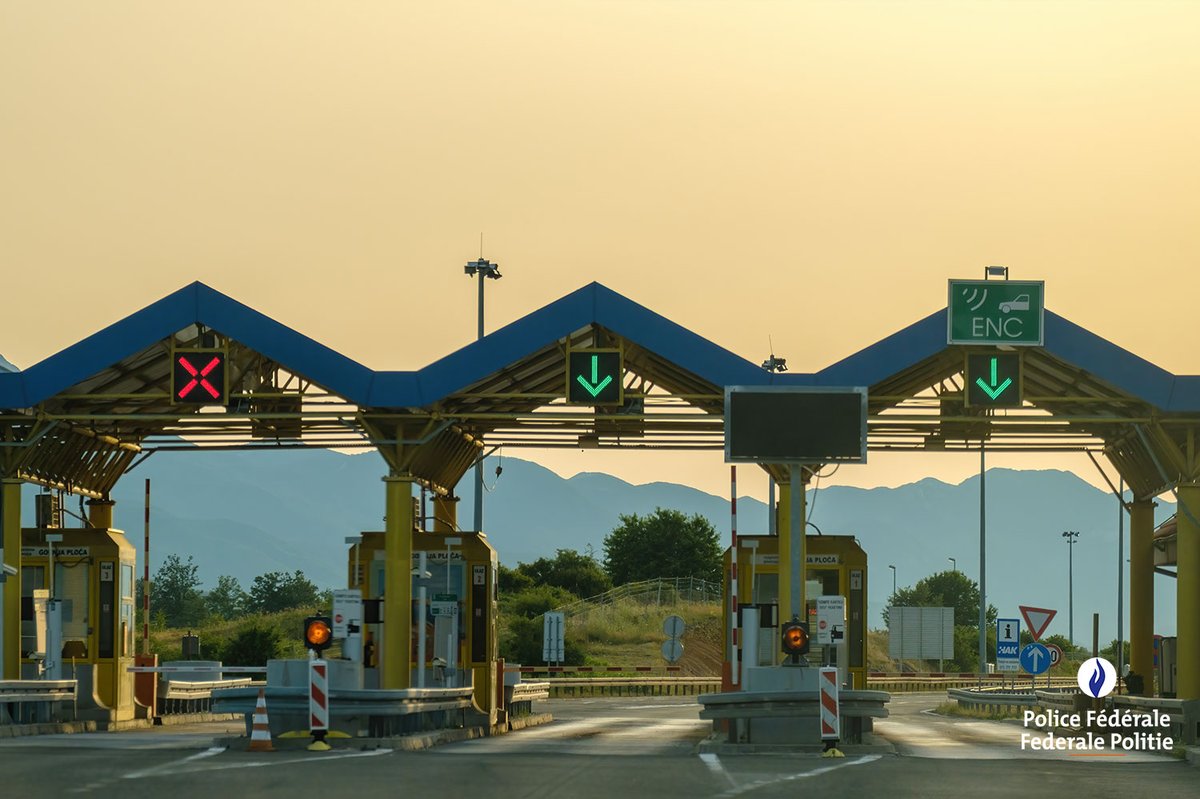 🚗 ⚠️Vous empruntez les autoroutes françaises cet été ? ☀️ Désormais, vous ne devrez plus sortir votre carte bancaires à certains péages car votre plaque y sera reconnue automatiquement. Cependant, des escrocs en profitent 😈. Attention ! police.be/5998/fr/actual…