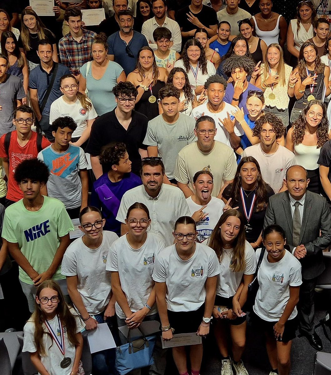 Unss Gers (@unss32) on Twitter photo 🙏 Un grand merci à M le Recteur <a href="/BenmiloudKarim/">Karim BENMILOUD</a> pour ses félicitations adressées aux enseignants et aux élèves ayant participé aux championnats de France <a href="/unss/">UNSS_National</a> 🇫🇷👏 Votre reconnaissance honore leur engagement, leur esprit d’équipe et leur persévérance. 🏅💪 #UNSS <a href="/farid_djemmal/">Farid Djemmal</a> 🙏 Un grand merci à M le Recteur <a href="/BenmiloudKarim/">Karim BENMILOUD</a> pour ses félicitations adressées aux enseignants et aux élèves ayant participé aux championnats de France <a href="/unss/">UNSS_National</a> 🇫🇷👏 Votre reconnaissance honore leur engagement, leur esprit d’équipe et leur persévérance. 🏅💪 #UNSS <a href="/farid_djemmal/">Farid Djemmal</a>